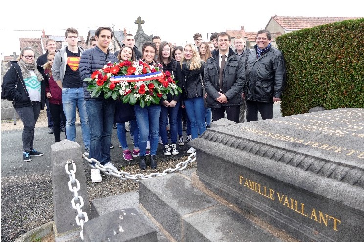 Le lycée Édouard Vaillant, pour le centenaire de 2015, devant la tombe