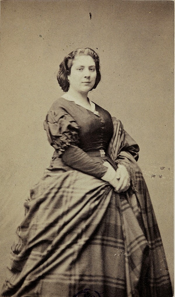 Portrait de mademoiselle Agar, (née Marie-Léonie Charvier), (1832-1891), comédienne - Photographie Pierre Lanith Petit (Musée Carnavalet - Histoire de Paris)