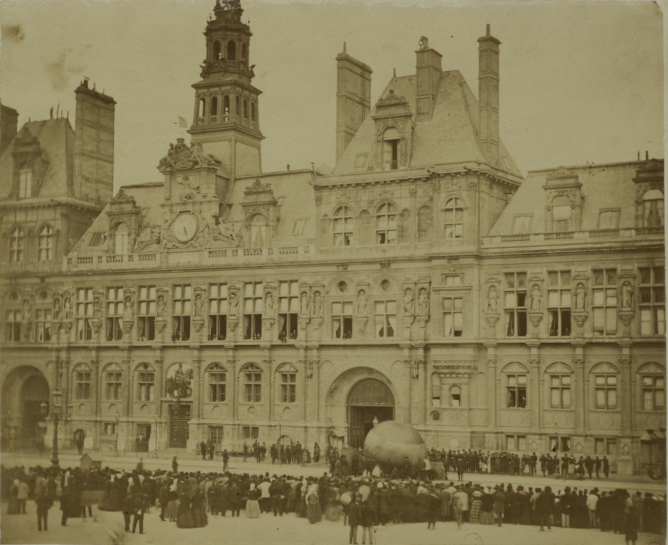 Enlèvement d'un ballon sur la place de l'Hôtel de Ville, 4ème arrondissement, Paris, 21 avril 1871. Photographe anonyme, 1871 (source : © Musée Carnavalet – Histoire de Paris)