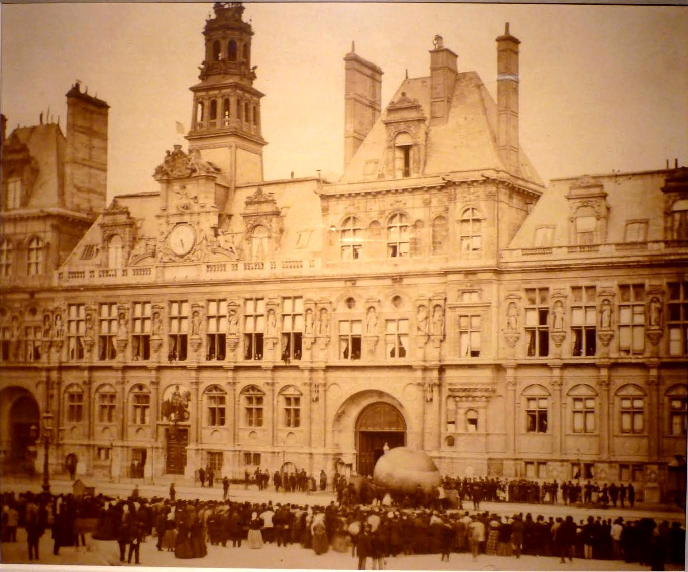 Enlèvement d'un ballon sur la place de l'Hôtel de Ville, 4ème arrondissement, Paris, 21 avril 1871 - Photographie anonyme. (source : © Musée Carnavalet – Histoire de Paris)