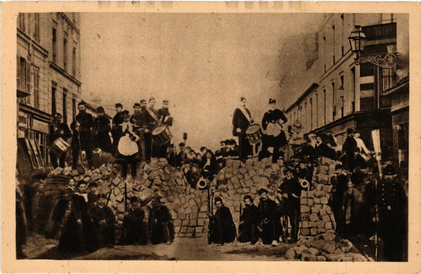 La barricade de la rue Basfroi, à l’intersection de la rue de Charonne