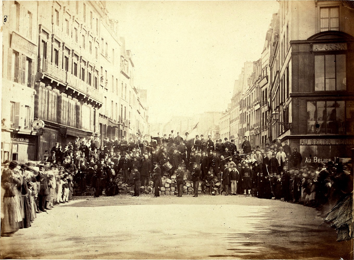 Barricade de l'entrée du Faubourg Saint-Antoine, place de la Bastille, 18 mars 1871 - Photographie anonyme (CC0 Paris Musées / Musée Carnavalet – Histoire de Paris)