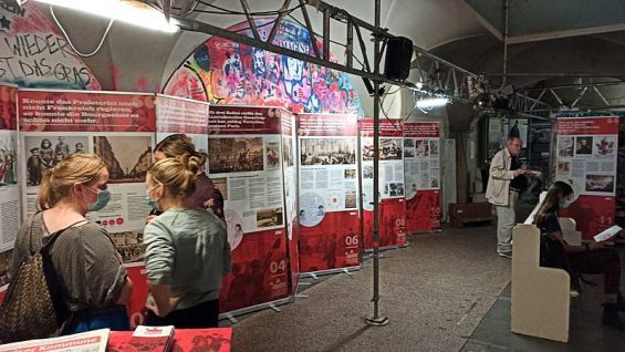 L'exposition 150 Jahre Pariser Kommune, élaborée pour les 150 ans de la Commune 1871 par le collectif Pariser Kommune de Berlin