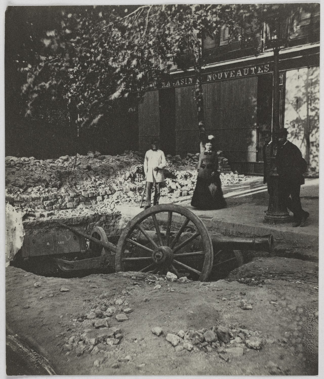 Hippolyte Blancard - Barricade de fédérés, pièce de 8 restée dans un fossé près du musée Cluny dans le 5ème arrondissement (CC0 Paris Musées / Musée Carnavalet - Histoire de Paris)
