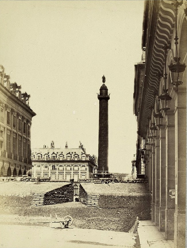 Barricade de la rue Castiglione et rue Saint-Honoré. Au loin, la colonne Vendôme (CC0 Paris Musées / Musée Carnavalet - Histoire de Paris)
