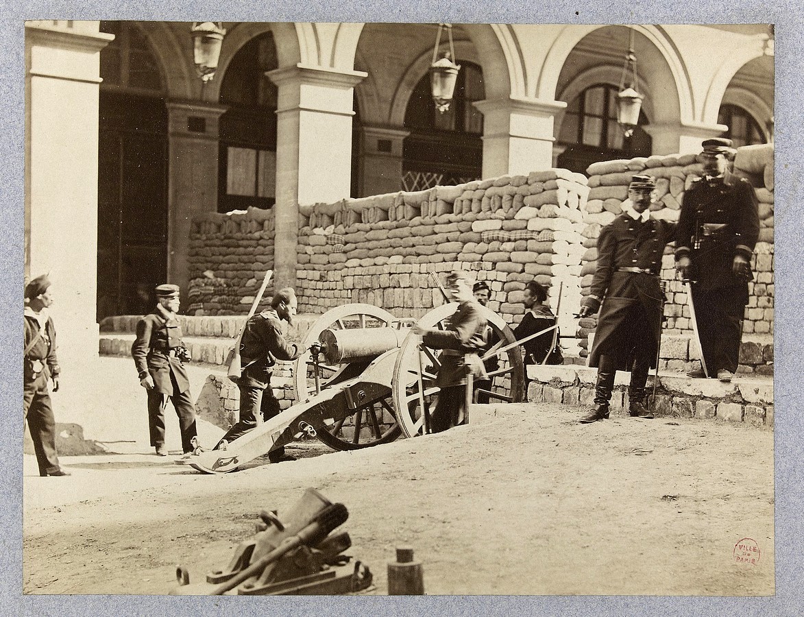 Barricade de Castiglione, rue de Rivoli, 1er arrondissement, Paris. - Photographe Braquehais  (source : © Musée Carnavalet – Histoire de Paris)