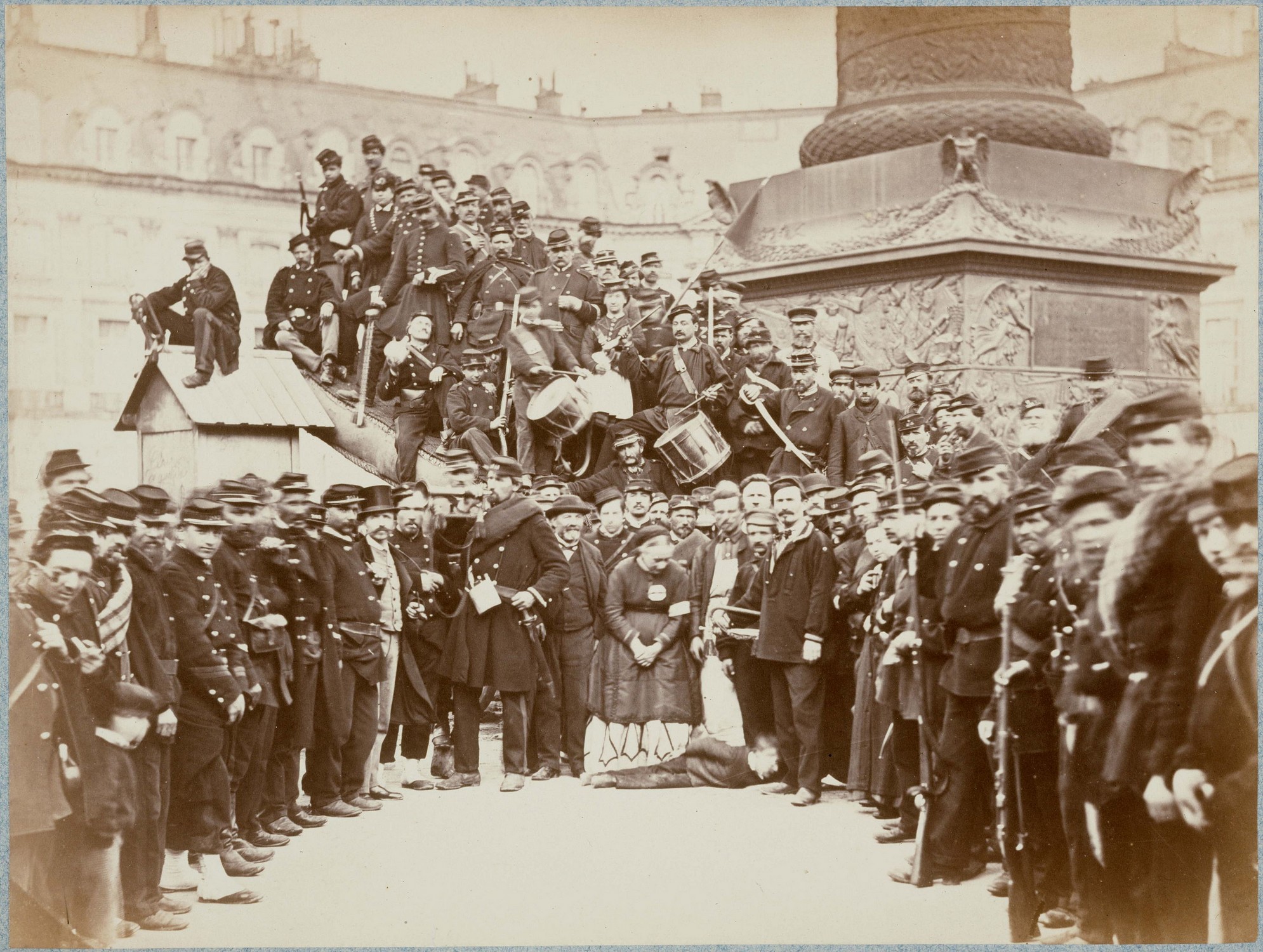 Fédérés au pied de la colonne Vendôme,1er arrondissement, Paris. - 16 mai 1871 - Photographie Braquehais (source : © Musée Carnavalet – Histoire de Paris)