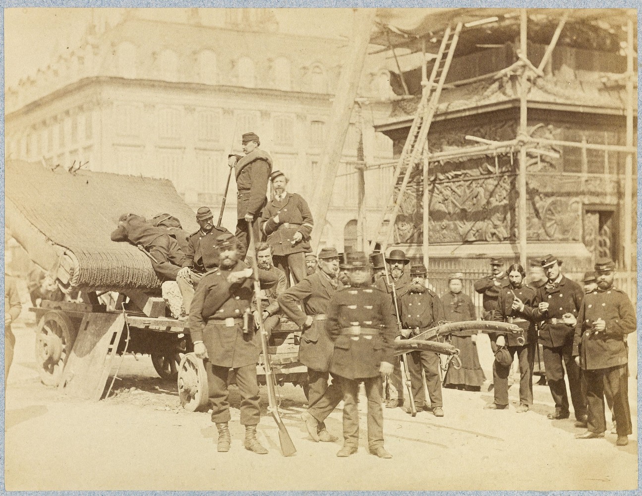 Braquehais, Auguste Bruno , Photographe - Groupe place Vendôme, 1er arrondissement, Paris. 1871. (CC0 Paris Musées / Musée Carnavalet)