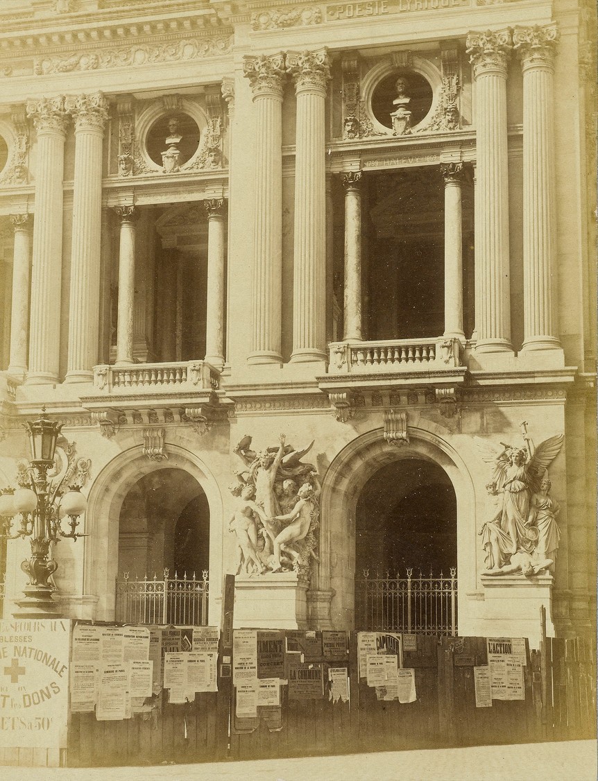 L'Opéra Garnier en construction, palissade avec affiches de la Commune. - Photographie de Auguste Braquehais  (source : © Musée Carnavalet – Histoire de Paris)