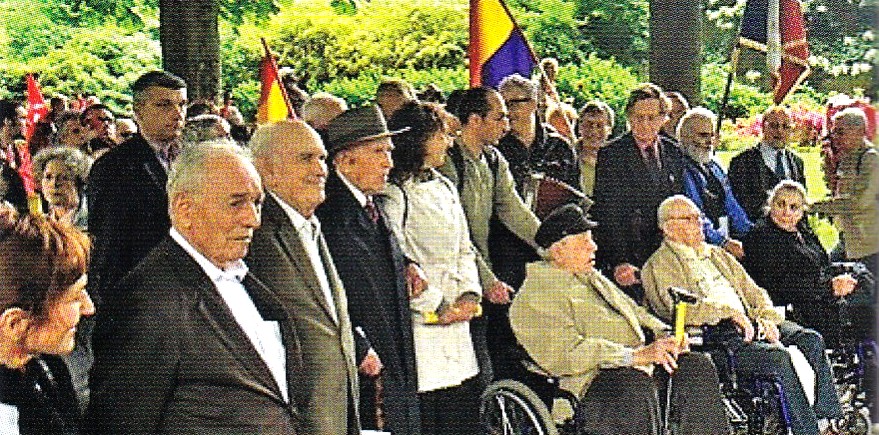 Des survivants brigadistes au Mur des Fédérés. 