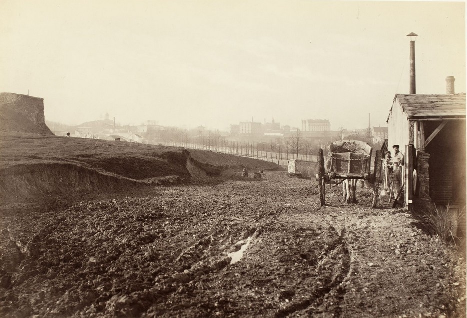 Carrières d'Amérique, vue prise des fortifications vers les Buttes Chaumont, 19ème arrondissement, Paris – On aperçoit au loin le promontoire du parc des Buttes-Chaumont – Entre 1872 et 1879 - Photo Charles Marville  (source : © Musée Carnavalet – Histoire de Paris)