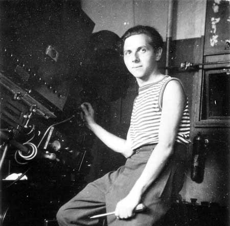 Marcel Cerf (autoportrait) en 1933 au cinéma Rex, cabine de projection (source La maison de Claudine)