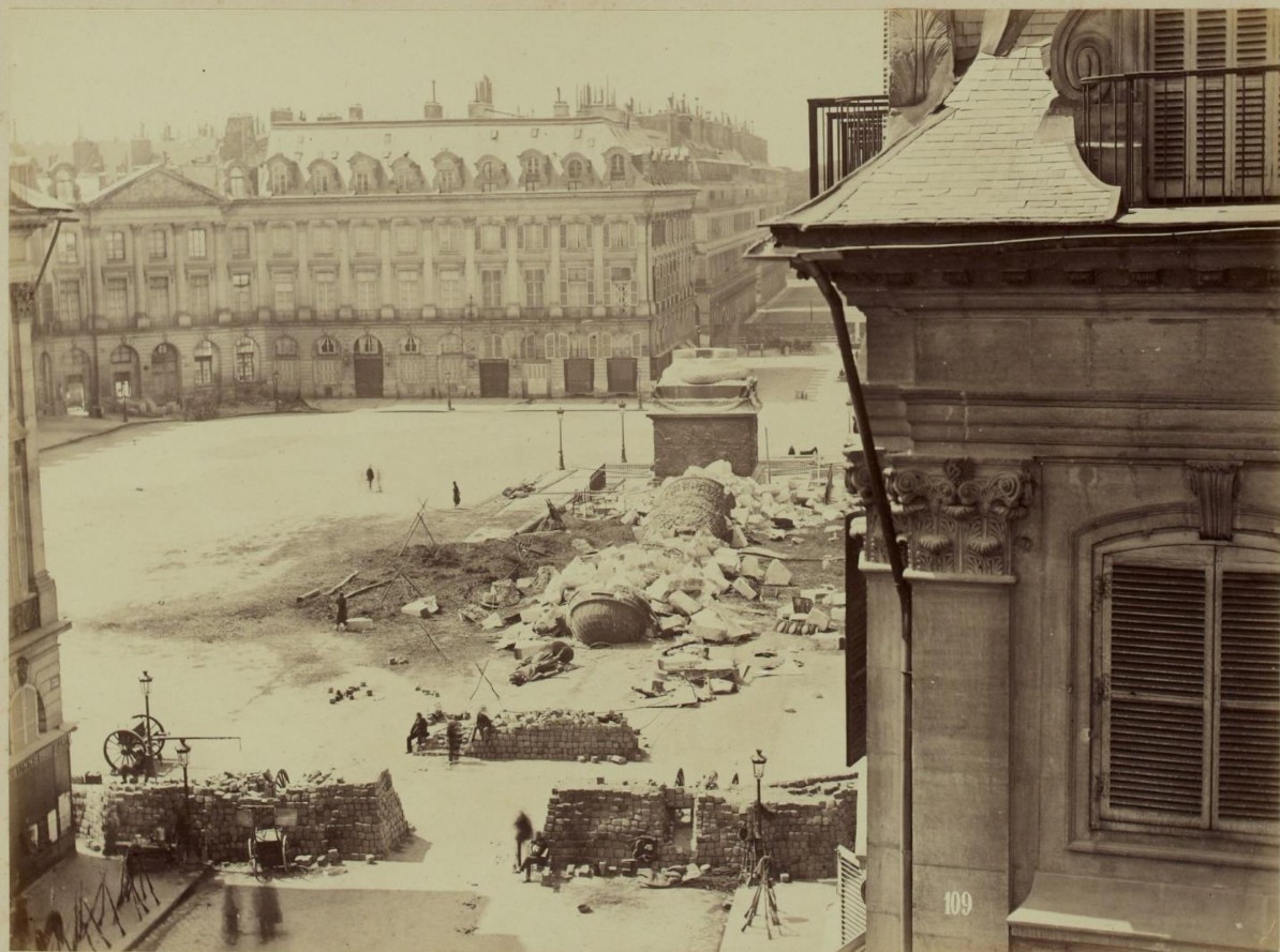Colonne Vendôme abattue et barricades sur la place, Paris 2ème, photo François Franck (source Musée Carnavalet)