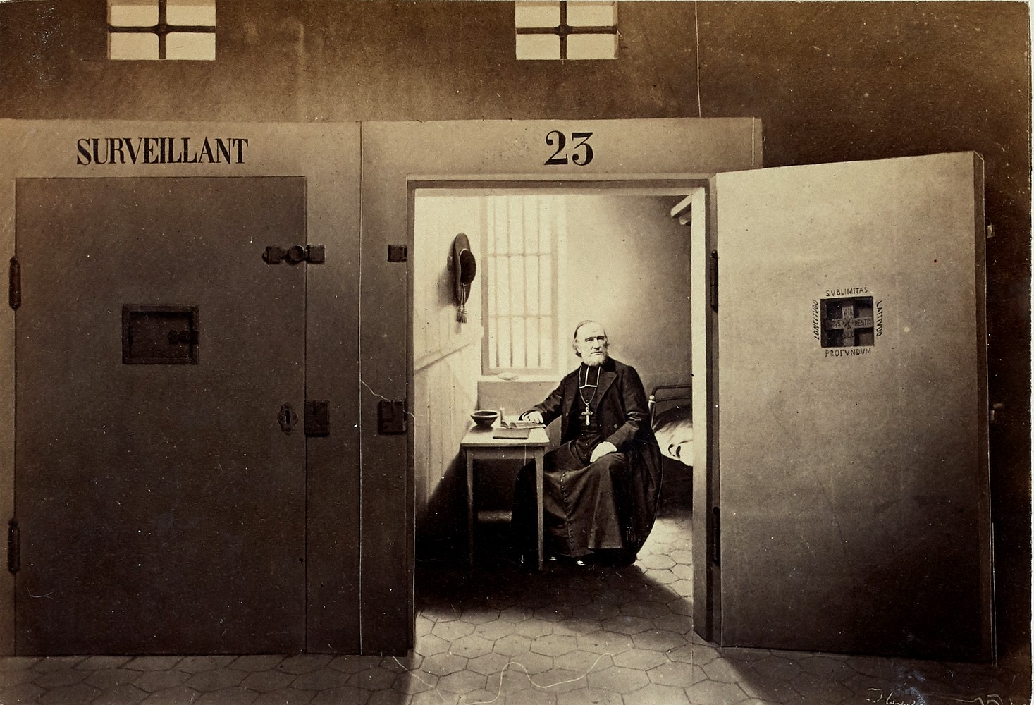 Photomontage de monseigneur Darboy à la prison de la Roquette. -  Appert, Ernest Charles , Photographe (CC0 Paris Musées / Musée Carnavalet – Histoire de Paris)