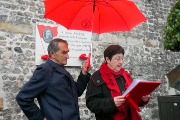 Dieppe, disparition de Guy Décamps - Guy Décamps et Claudine Bourcelot près de la plaque dédiée à Louise Michel