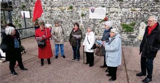 Hommage à tous le communards devant la plaque "Louis Michel - Dieppe 6 novembre 2016