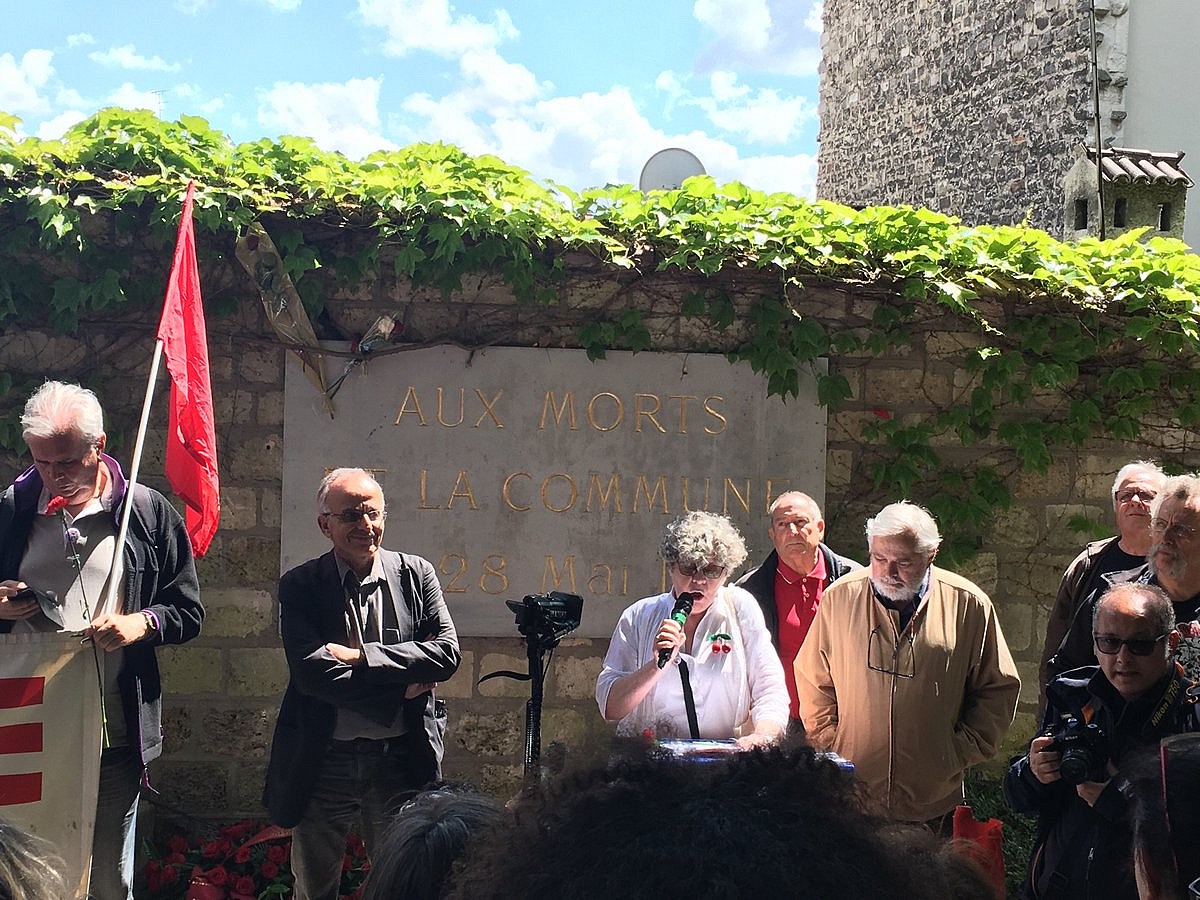 Discours des Amies et Amis de la Commune de Paris 1871 lors de la "Montée au Mur" annuelle (photo d'adhérent des Amies et Amis de la Commune de Paris 1871)