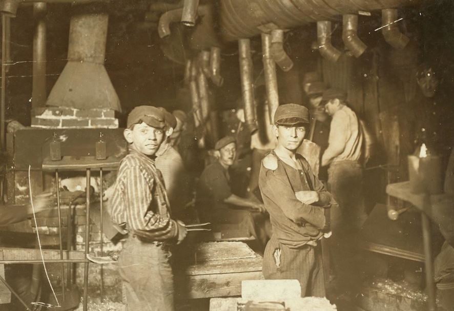 Enfants travaillant en usine