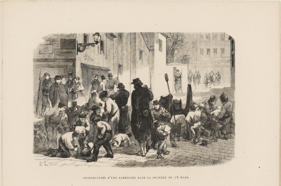  Des enfants participent à la construction d'une barricade dans la journée du 18 mars - Gravure par Lançon, Auguste. (Source Musée Carnavalet)