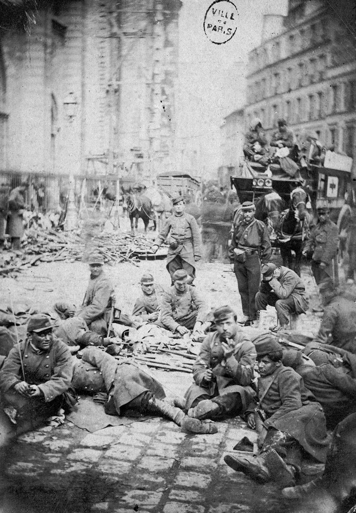 Entrée des troupes de Versailles, église Saint Jean-Baptiste de Belleville, mai 1871 Paris. Bibliothèque Historique de la Ville de Paris (© BHVP/Roger Viollet)