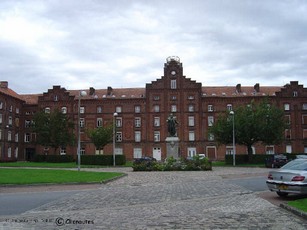 Dans le « Familistère » de Godin, palais de l’utopie sociale, habitaient les familles des ouvriers, des cadres et des dirigeants.