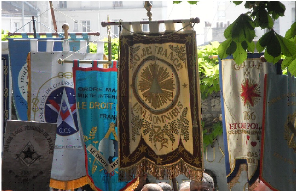 Hommage des loges maçonniques aux mort de la Commune le 1er mai au cimetière du Père Lachaise Hommage des loges maçonniques aux mort de la Commune le 1er mai au cimetière du Père Lachaise