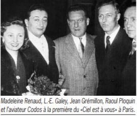 Madeleine Renaud, L.-E. Galey, Jean Grémillon, Raoul Ploquin et l’aviateur Codos à la première du «Ciel est à vous» à Paris.
