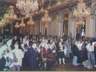 Les visiteurs de l'exposition sur la Commune de Paris à l'Hôtel de Ville en 2004