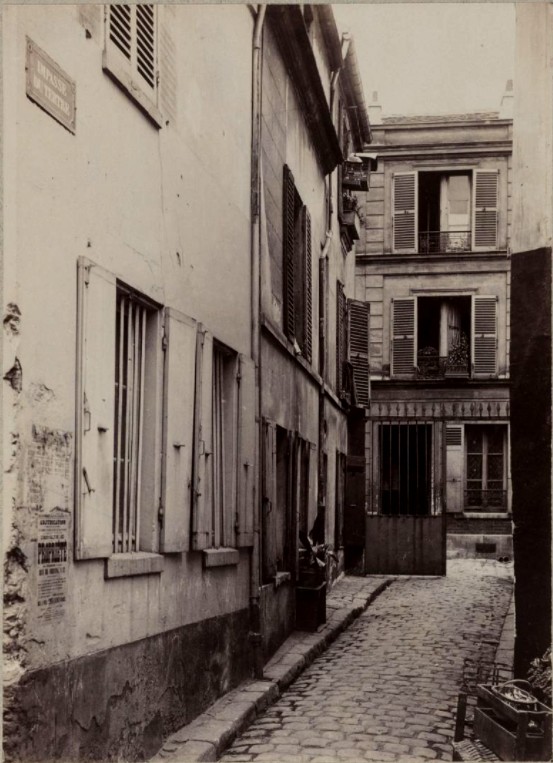 Impasse du Tertre, Montmartre, 18ème arrondissement, Paris. Photo d’Emmanuel Pottier vers 1900  (source : © Musée Carnavalet – Histoire de Paris)