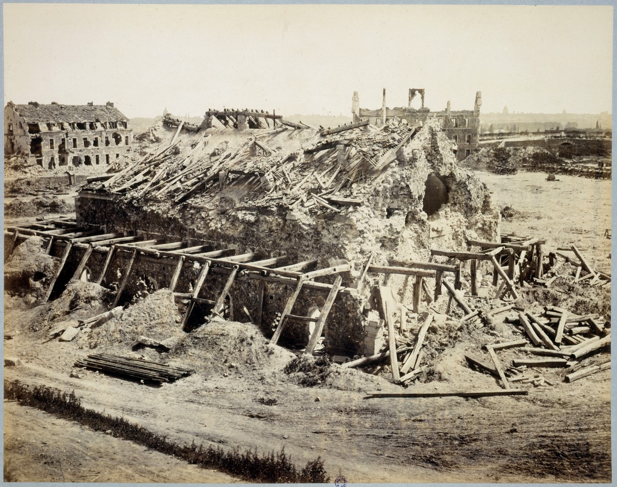 Intérieur du Fort militaire d'Issy, Issy-Les-Moulineaux - Photographie Jean Andrieu (© Musée Carnavalet - Histoire de Paris)