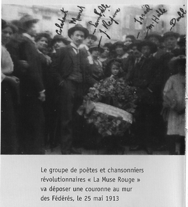 Le groupe de poètes et chansonniers révolutionnaires « L a M u s e R o u g e » va déposer une couronne au Mur des Fédérés , le 25 mai 1913