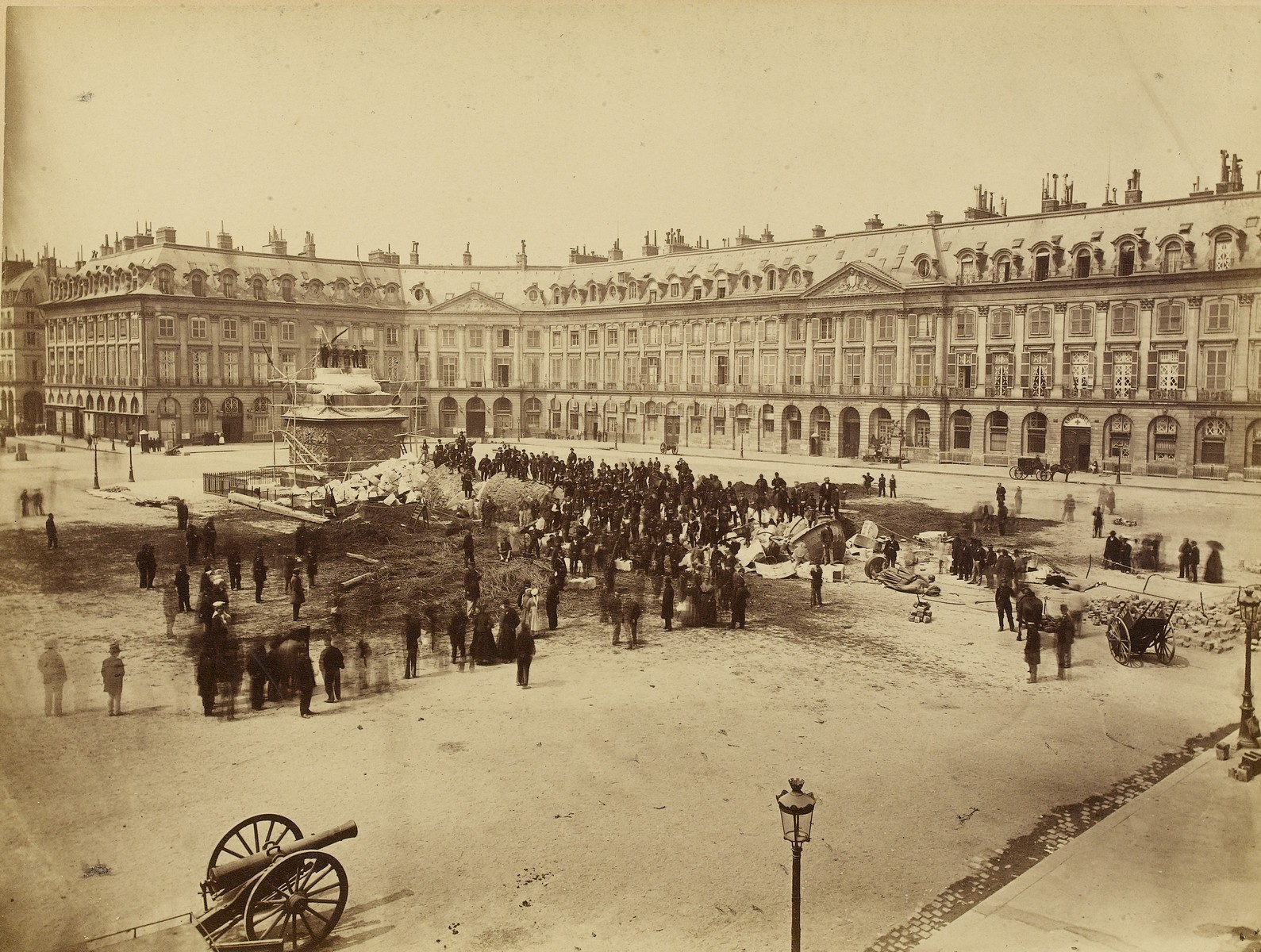 Destruction de la colonne de Vendôme pendant la Commune de Paris – Photographie Liébert (source : © Musée Carnavalet – Histoire de Paris)