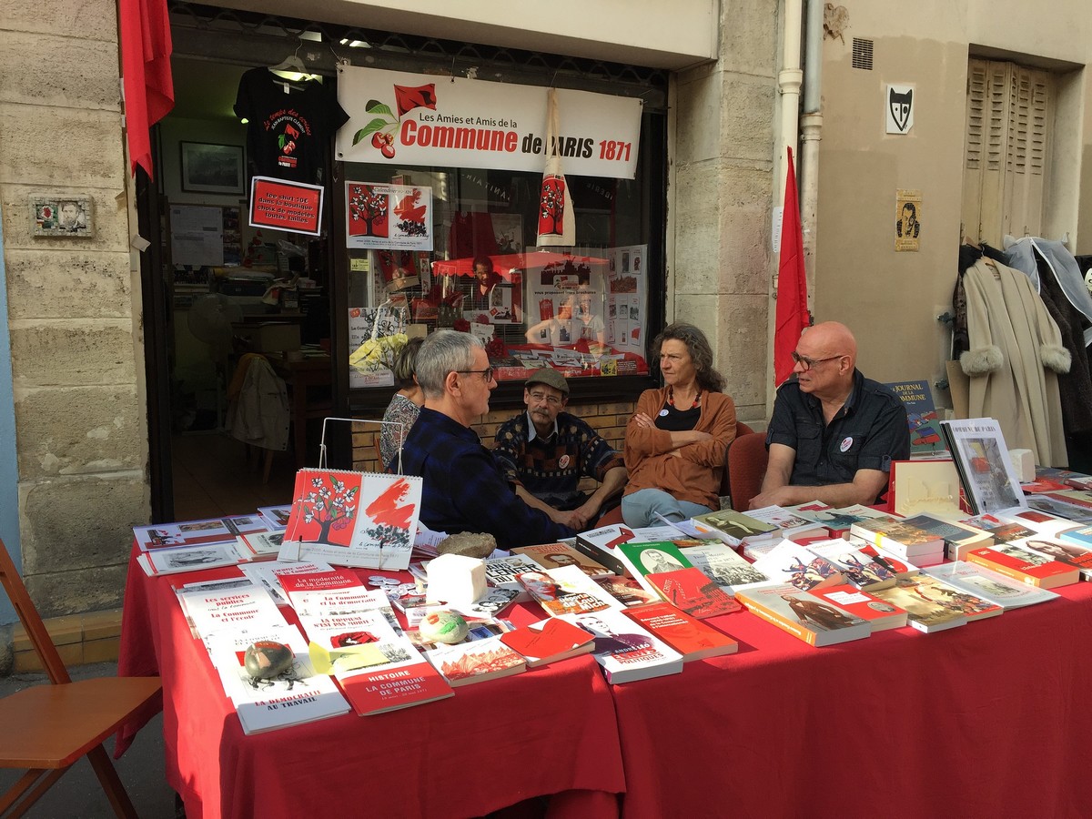 Vide-greniers devant le 46 rue des Cinq-Diamants