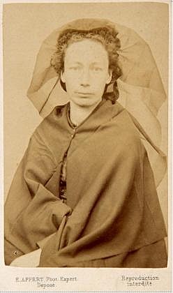 Louise Michel devant le Conseil de Guerre en 1871 – Photographie Appert (Musée de l’Histoire Vivante)
