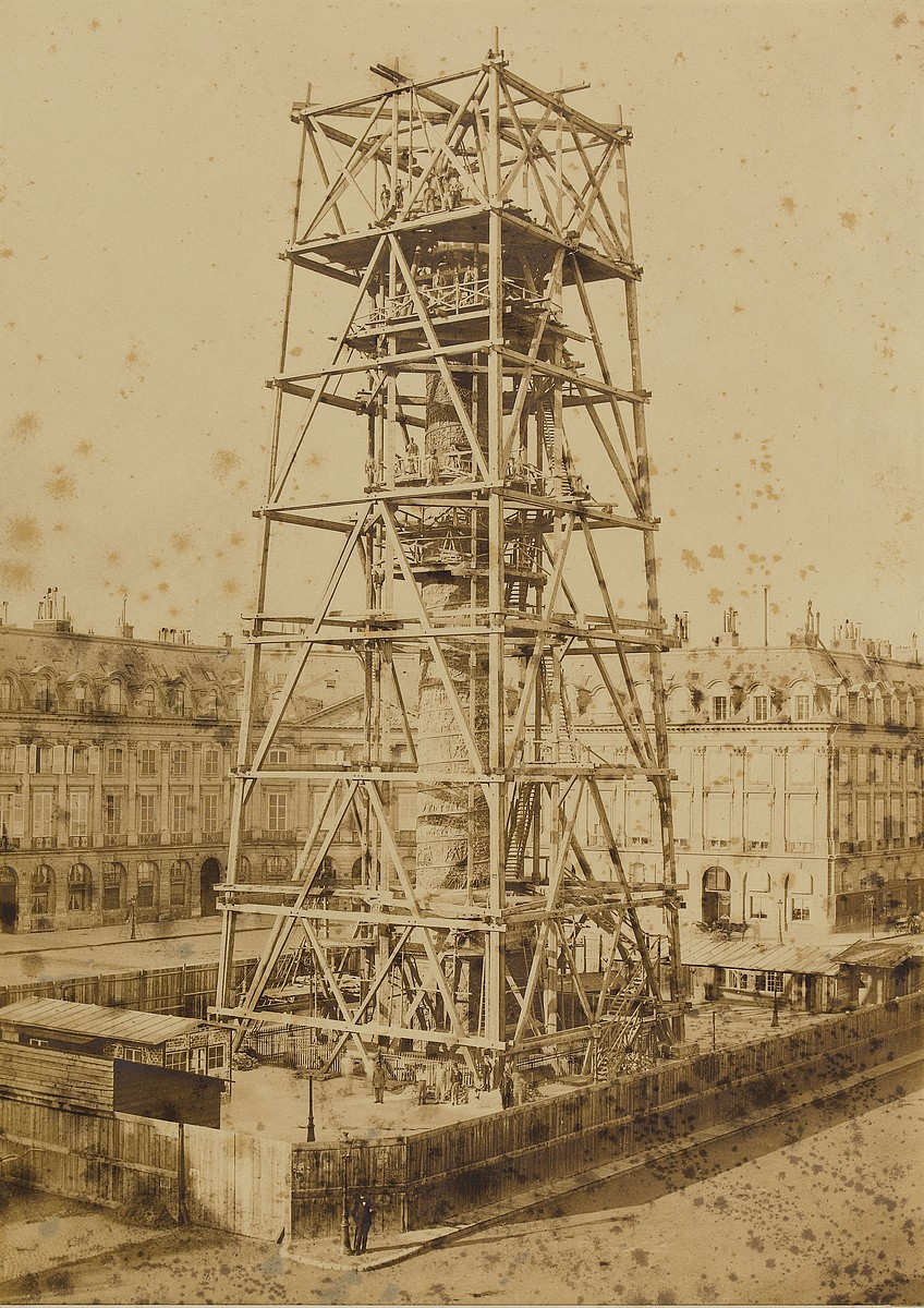 Colonne Vendôme, détruite le 16 mai 1871 par l'Insurrection, reconstruite en 1873 -1874 – Photographie Ch. Marville  (source : © Musée Carnavalet – Histoire de Paris)