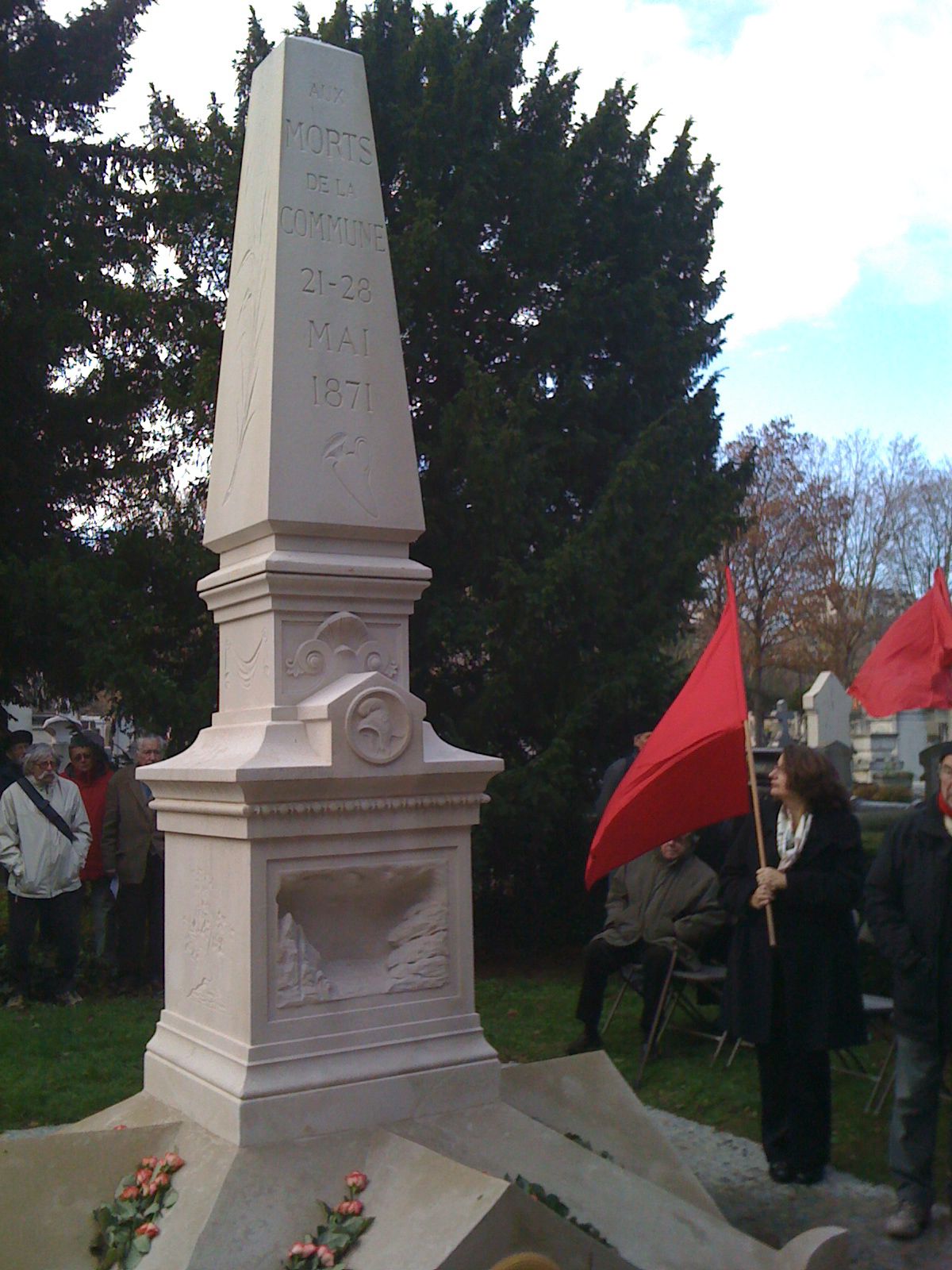 Monument aux Fédérés de La Commune au cimetière du Montparnasse - Monument inauguré en 1907 au dessus de la fosse commune où furent déversés les corps de centaines de communards assassinés les 21, 22 et 23 mai 1871 sur la rive gauche et au cimetière lui-même