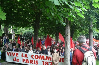 Banderole des Amies et Amis de la Commune de Paris 1871 en manifestation vers le Mur des Fédérés