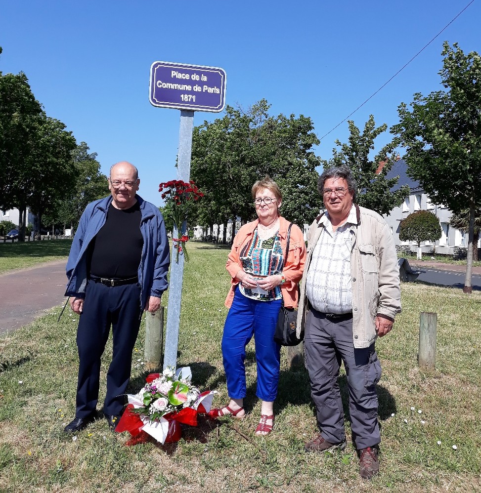 Le 28 mai 2020, nos amis Jean-Pierre Theurier et Patrick Fonteneau, et Colette Gauthier, adjointe à la Culture à la mairie de Saint-Pierre-des-Corps, ont déposé une gerbe sur la place de la Commune de Paris.