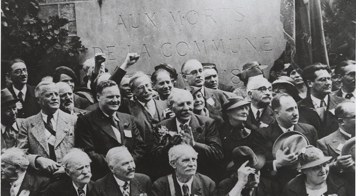 JOURNAL L'HUMANITE - Commémoration de la Commune de Paris : Rassemblement au mur des Fédérés. Parmi les personnalités figurent Maurice Thorez, Léon Blum levant le poing, Marcel Cachin, Marcel Gitton. Paris (75), cimetière du Père-Lachaise, 20e arrondissement, 1936. (source : © Mémoires d'Humanité / Archives départementales de la Seine-Saint-Denis