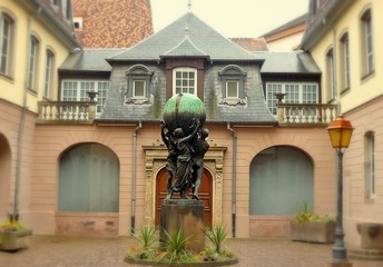 Dans la cour du Musée Bartholdi, à Colmar, le bronze « Les Grands soutiens du monde », 1902.