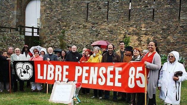 Troisième rassemblement devant le château, à l'initiative de la Libre Pensée de Vendée, pour rendre hommage aux Communards qui y furent internés. (Source Ouest France)