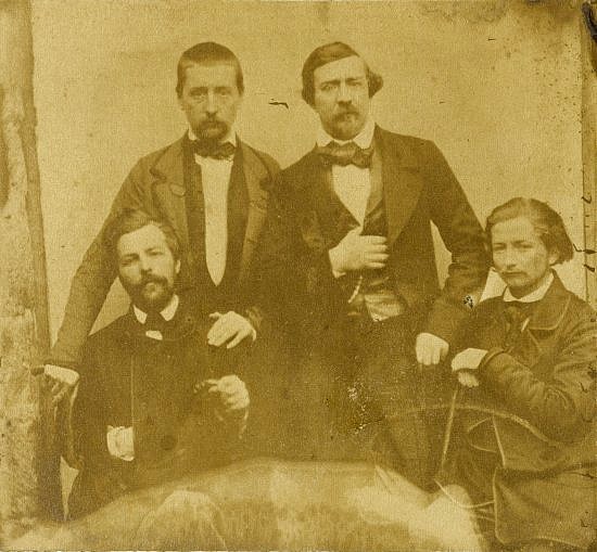 Eugène Alavoine (en bas à droite ?) en compagnie d’Alphonse Bianchi (en haut à droite), Adrien Ranc et Léon Goupy (en haut à gauche), photographiés à Jersey entre 1853 et 1855 (Le Maitron - Source : Maison de Victor Hugo - Hauteville House à Guernesey, Album Philippe Asplet, fol. 7)