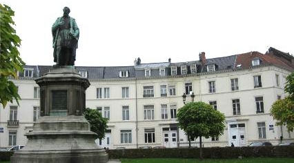 La place des Barricades à Bruxelles, au second plan, la maison de Victor Hugo