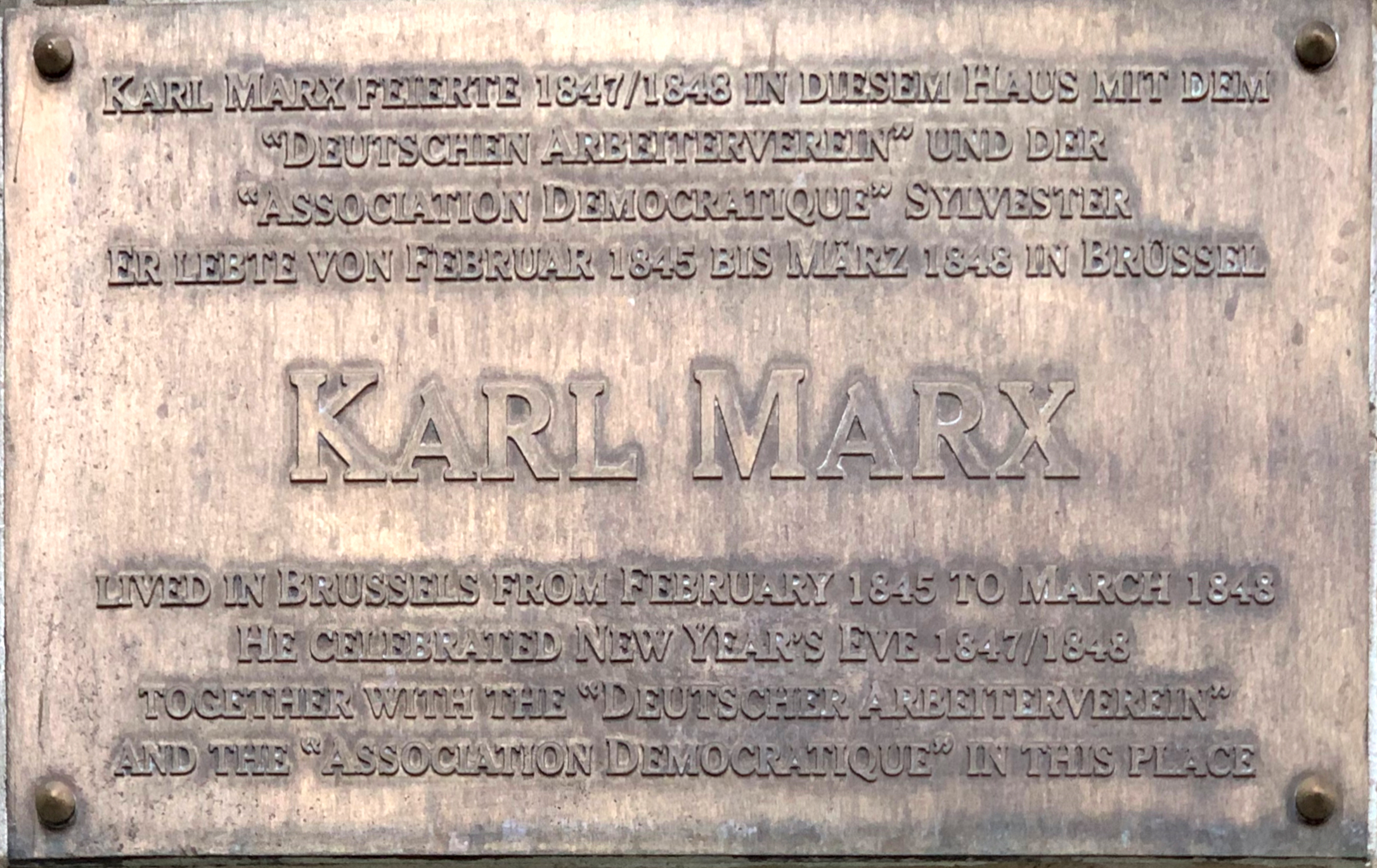 Plaque commémorative sur la façade de La Maison du Cygne, Bruxelles (Karl Marx). 