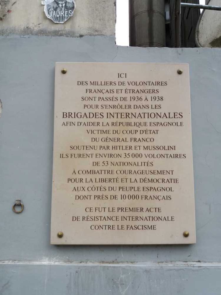 Plaque en hommage aux enrôlés français et étrangers des Brigades Internationales, partiss soutenir la République espagnole, située 8-20, avenue Mathurin-Moreau, Paris, 19e arrondissement (Source : © Cliché Philippe Le Roy  - Musée de la Résistance en ligne)