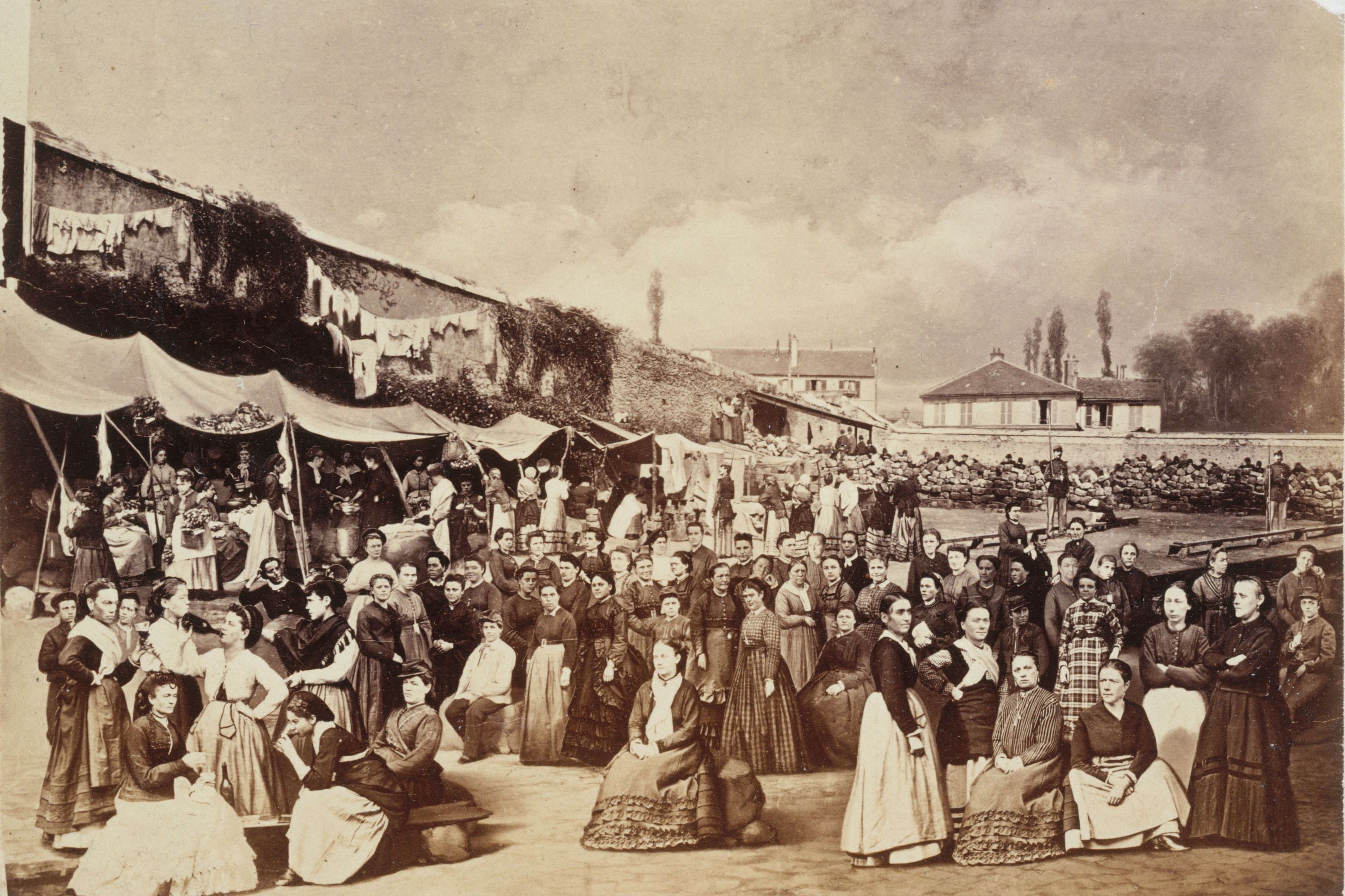 La prison des Chantiers, le 15 août 1871. Photomontage d’E. Appert. Louise Michel est à droite, debout, les bras croisés.