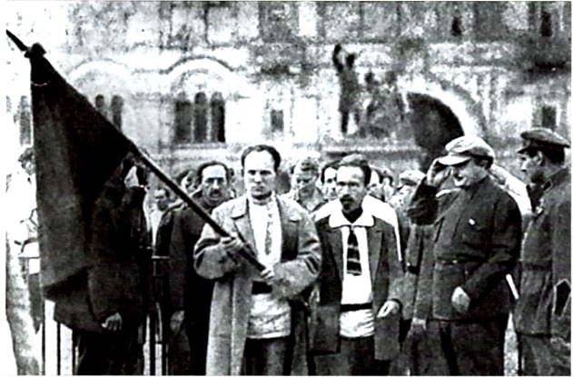 La Place Rouge à Moscou - Le 1er août 1924, un drapeau de la Commune est déposé au Mausolée de Lénine par la délégation française du Ve congrès de l'Internationale communiste.