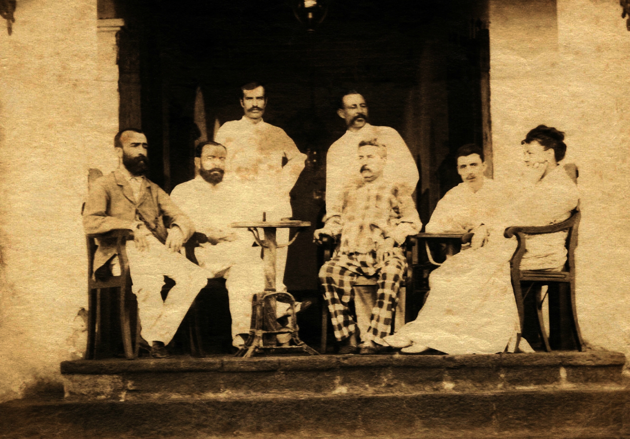 Rimbaud, la photo retrouvée - Sur le perron de l'hôtel de l'Univers à Aden en Abyssinie, Rimbaud est assis à droite, près de la femme (photo de groupe)