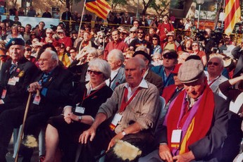 Cécile Rol-Tanguy entourée d’anciens interbrigadistes