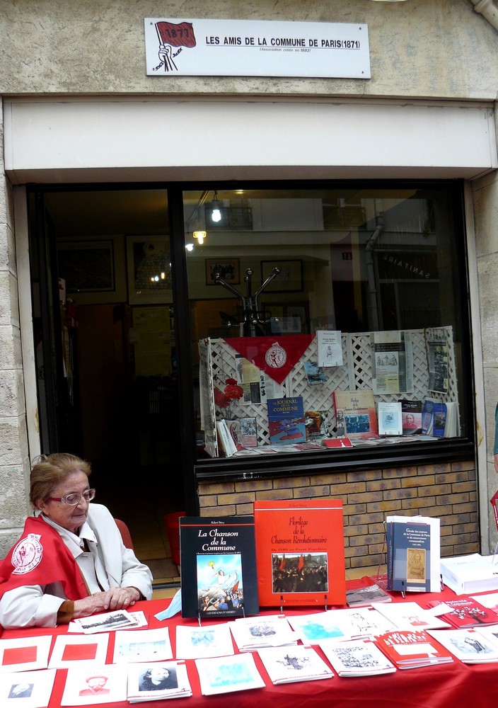 Stand littérature devant notre local rue des Cinq-Diamants à Paris 13 durant la Fête de la Commune fin septembre.